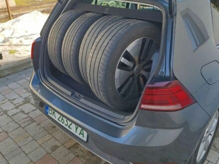 Серый Фольксваген e-Golf, объемом двигателя 0 л и пробегом 152 тыс. км за 13900 $, фото 1 на Automoto.ua