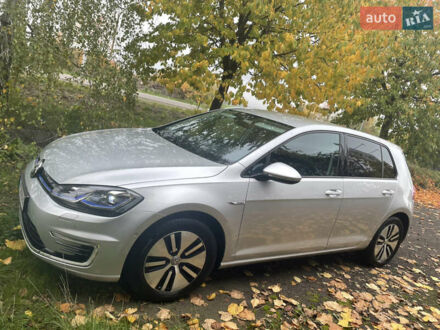 Серый Фольксваген e-Golf, объемом двигателя 0 л и пробегом 31 тыс. км за 25000 $, фото 1 на Automoto.ua