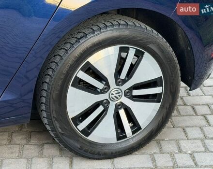 Синий Фольксваген e-Golf, объемом двигателя 0 л и пробегом 96 тыс. км за 13400 $, фото 18 на Automoto.ua