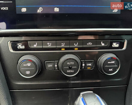 Синий Фольксваген e-Golf, объемом двигателя 0 л и пробегом 93 тыс. км за 14555 $, фото 47 на Automoto.ua