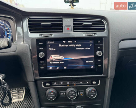 Синий Фольксваген e-Golf, объемом двигателя 0 л и пробегом 93 тыс. км за 14555 $, фото 44 на Automoto.ua