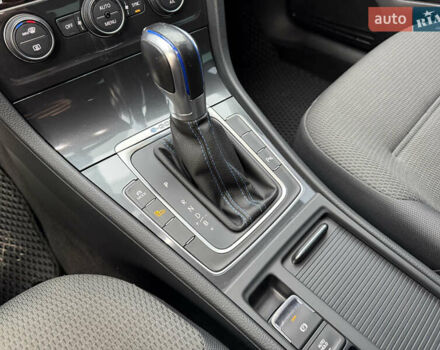 Синий Фольксваген e-Golf, объемом двигателя 0 л и пробегом 93 тыс. км за 14555 $, фото 45 на Automoto.ua