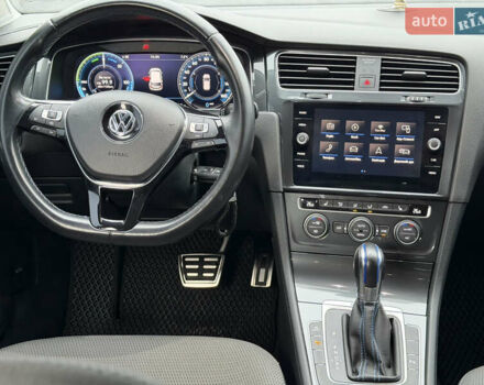 Синий Фольксваген e-Golf, объемом двигателя 0 л и пробегом 93 тыс. км за 14555 $, фото 62 на Automoto.ua