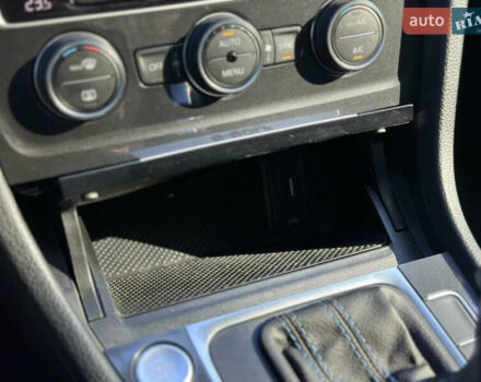 Синий Фольксваген e-Golf, объемом двигателя 0 л и пробегом 71 тыс. км за 15300 $, фото 72 на Automoto.ua