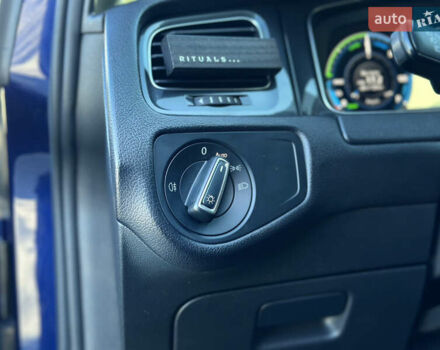 Синий Фольксваген e-Golf, объемом двигателя 0 л и пробегом 71 тыс. км за 15300 $, фото 55 на Automoto.ua