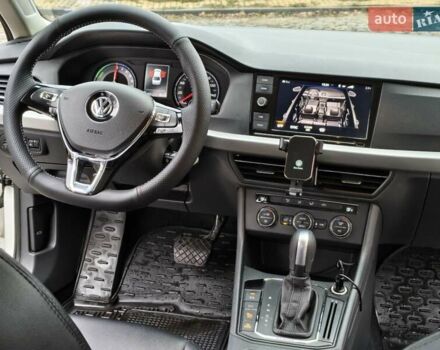 Белый Фольксваген e-Lavida, объемом двигателя 0 л и пробегом 40 тыс. км за 14000 $, фото 17 на Automoto.ua