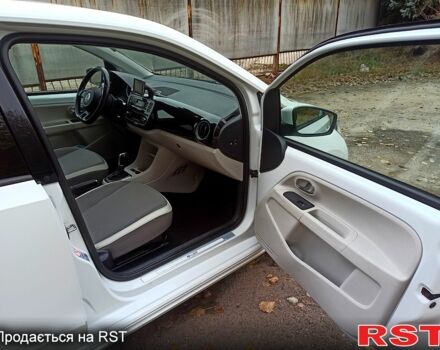 Белый Фольксваген e-up, объемом двигателя 60 л и пробегом 161 тыс. км за 6950 $, фото 4 на Automoto.ua