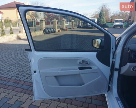 Белый Фольксваген e-up, объемом двигателя 0 л и пробегом 84 тыс. км за 6200 $, фото 25 на Automoto.ua