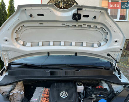 Белый Фольксваген e-up, объемом двигателя 0 л и пробегом 101 тыс. км за 6250 $, фото 48 на Automoto.ua