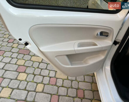 Белый Фольксваген e-up, объемом двигателя 0 л и пробегом 101 тыс. км за 6250 $, фото 17 на Automoto.ua