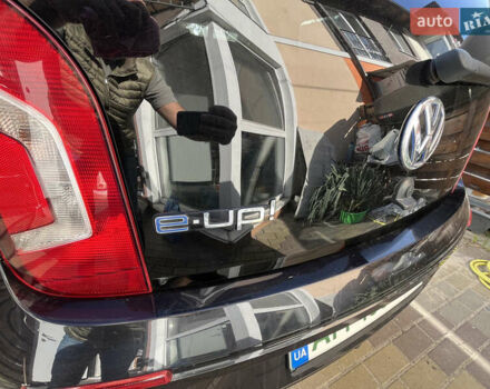 Черный Фольксваген e-up, объемом двигателя 0 л и пробегом 133 тыс. км за 6100 $, фото 19 на Automoto.ua