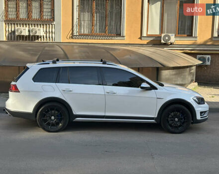 Белый Фольксваген Golf Alltrack, объемом двигателя 1.8 л и пробегом 106 тыс. км за 15000 $, фото 1 на Automoto.ua