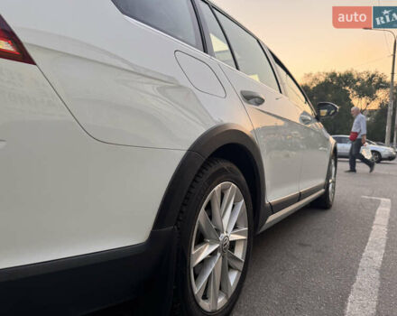 Белый Фольксваген Golf Alltrack, объемом двигателя 1.8 л и пробегом 107 тыс. км за 15000 $, фото 4 на Automoto.ua