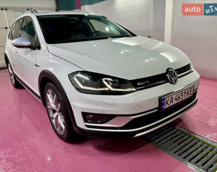Белый Фольксваген Golf Alltrack, объемом двигателя 1.8 л и пробегом 58 тыс. км за 15999 $, фото 1 на Automoto.ua