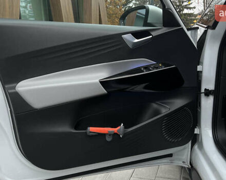 Белый Фольксваген ID.3, объемом двигателя 0 л и пробегом 127 тыс. км за 17499 $, фото 101 на Automoto.ua