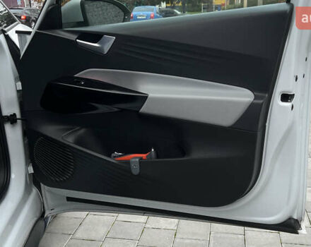 Белый Фольксваген ID.3, объемом двигателя 0 л и пробегом 127 тыс. км за 17499 $, фото 86 на Automoto.ua