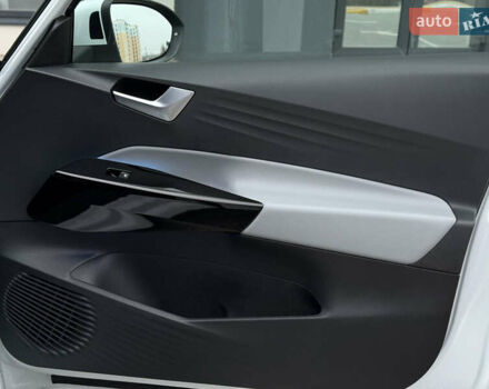 Белый Фольксваген ID.3, объемом двигателя 0 л и пробегом 117 тыс. км за 21800 $, фото 23 на Automoto.ua