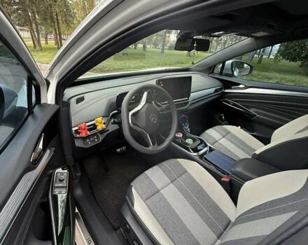 Белый Фольксваген ID.4, объемом двигателя 0 л и пробегом 95 тыс. км за 22999 $, фото 4 на Automoto.ua