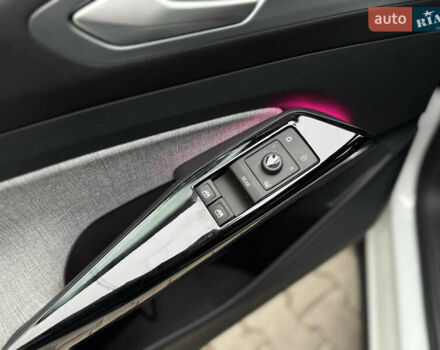 Белый Фольксваген ID.4, объемом двигателя 0 л и пробегом 8 тыс. км за 25900 $, фото 50 на Automoto.ua