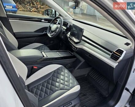 Белый Фольксваген ID.6 Crozz, объемом двигателя 0 л и пробегом 25 тыс. км за 31500 $, фото 16 на Automoto.ua