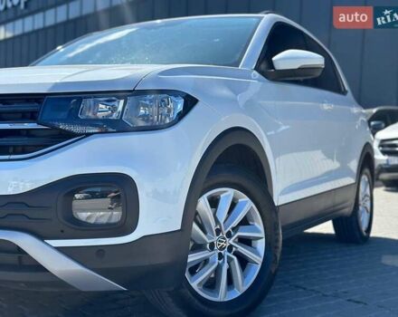 Белый Фольксваген T-Cross, объемом двигателя 1 л и пробегом 30 тыс. км за 19300 $, фото 1 на Automoto.ua