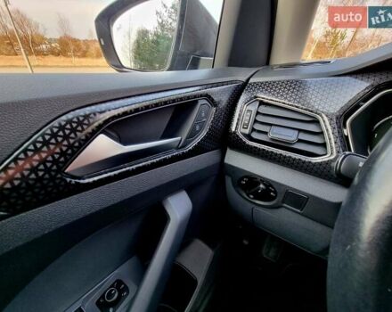 Серый Фольксваген T-Cross, объемом двигателя 1.6 л и пробегом 115 тыс. км за 23999 $, фото 55 на Automoto.ua