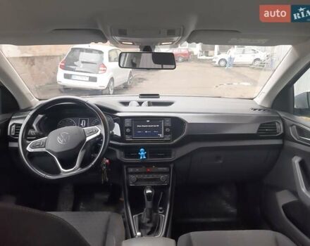 Серый Фольксваген T-Cross, объемом двигателя 1 л и пробегом 53 тыс. км за 19000 $, фото 7 на Automoto.ua