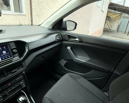 Серый Фольксваген T-Cross, объемом двигателя 1 л и пробегом 54 тыс. км за 19000 $, фото 13 на Automoto.ua