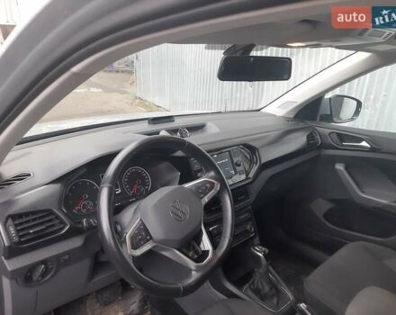Серый Фольксваген T-Cross, объемом двигателя 1 л и пробегом 53 тыс. км за 19000 $, фото 8 на Automoto.ua
