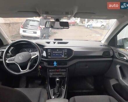 Серый Фольксваген T-Cross, объемом двигателя 1 л и пробегом 53 тыс. км за 19000 $, фото 6 на Automoto.ua