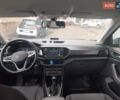 Серый Фольксваген T-Cross, объемом двигателя 1 л и пробегом 53 тыс. км за 19000 $, фото 6 на Automoto.ua