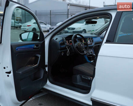 Белый Фольксваген Ти-Рок, объемом двигателя 1.97 л и пробегом 159 тыс. км за 23000 $, фото 21 на Automoto.ua