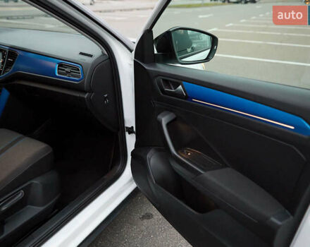 Белый Фольксваген Ти-Рок, объемом двигателя 1.97 л и пробегом 159 тыс. км за 23000 $, фото 25 на Automoto.ua