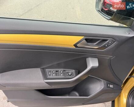 Желтый Фольксваген Ти-Рок, объемом двигателя 1.5 л и пробегом 78 тыс. км за 19713 $, фото 16 на Automoto.ua