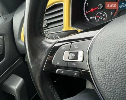 Желтый Фольксваген Ти-Рок, объемом двигателя 1.5 л и пробегом 78 тыс. км за 19713 $, фото 32 на Automoto.ua