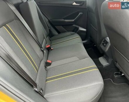 Желтый Фольксваген Ти-Рок, объемом двигателя 1.5 л и пробегом 78 тыс. км за 19713 $, фото 2 на Automoto.ua