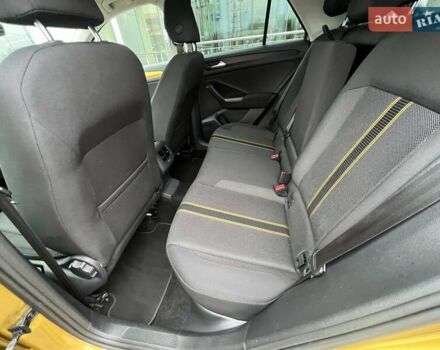 Желтый Фольксваген Ти-Рок, объемом двигателя 1.5 л и пробегом 78 тыс. км за 19713 $, фото 3 на Automoto.ua