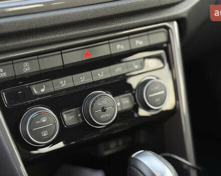 Серый Фольксваген Ти-Рок, объемом двигателя 1.5 л и пробегом 60 тыс. км за 25900 $, фото 18 на Automoto.ua