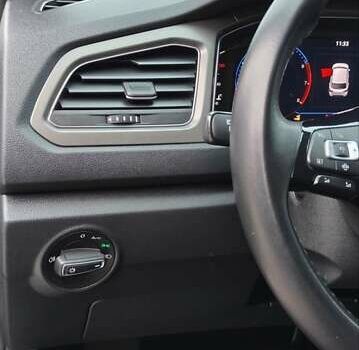 Серый Фольксваген Ти-Рок, объемом двигателя 1.5 л и пробегом 49 тыс. км за 22400 $, фото 22 на Automoto.ua