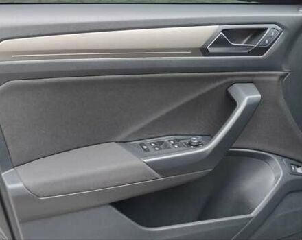 Серый Фольксваген Ти-Рок, объемом двигателя 1.5 л и пробегом 49 тыс. км за 22400 $, фото 19 на Automoto.ua