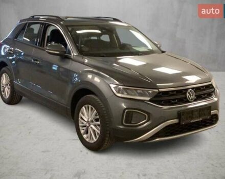 Серый Фольксваген Ти-Рок, объемом двигателя 2 л и пробегом 170 тыс. км за 21999 $, фото 3 на Automoto.ua