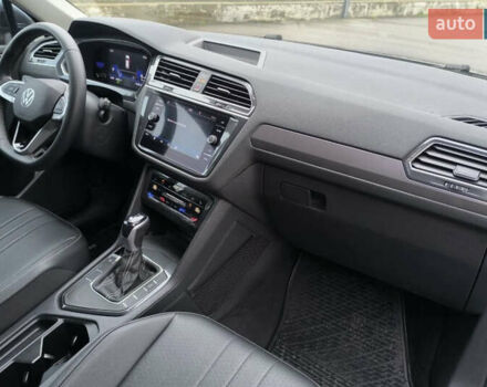 Сірий Фольксваген Taigun, об'ємом двигуна 2 л та пробігом 73 тис. км за 24900 $, фото 4 на Automoto.ua