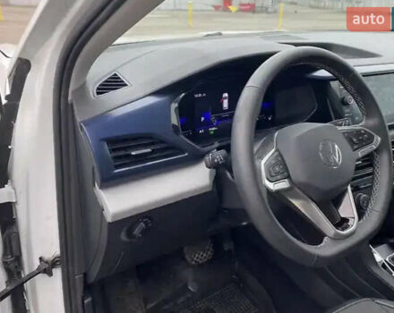 Белый Фольксваген Таос, объемом двигателя 1.5 л и пробегом 49 тыс. км за 21000 $, фото 16 на Automoto.ua