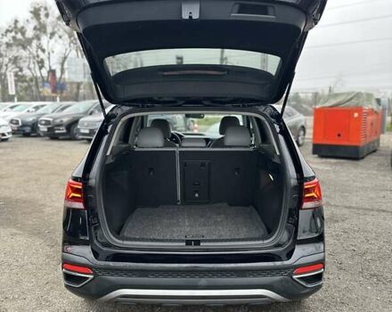 Черный Фольксваген Таос, объемом двигателя 1.5 л и пробегом 55 тыс. км за 19500 $, фото 13 на Automoto.ua