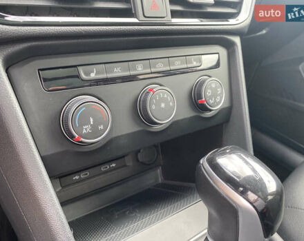 Червоний Фольксваген Таос, об'ємом двигуна 1.5 л та пробігом 92 тис. км за 19000 $, фото 12 на Automoto.ua