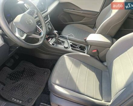 Серый Фольксваген Таос, объемом двигателя 1.5 л и пробегом 65 тыс. км за 22000 $, фото 4 на Automoto.ua