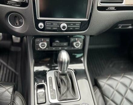 Серый Фольксваген Touareg R, объемом двигателя 3 л и пробегом 109 тыс. км за 43499 $, фото 18 на Automoto.ua