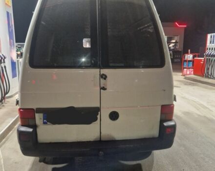 Білий Фольксваген Transporter, об'ємом двигуна 2.4 л та пробігом 300 тис. км за 2800 $, фото 1 на Automoto.ua