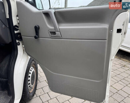 Білий Фольксваген Transporter, об'ємом двигуна 1.9 л та пробігом 285 тис. км за 5600 $, фото 11 на Automoto.ua