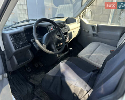 Білий Фольксваген Transporter, об'ємом двигуна 2.5 л та пробігом 400 тис. км за 5899 $, фото 13 на Automoto.ua